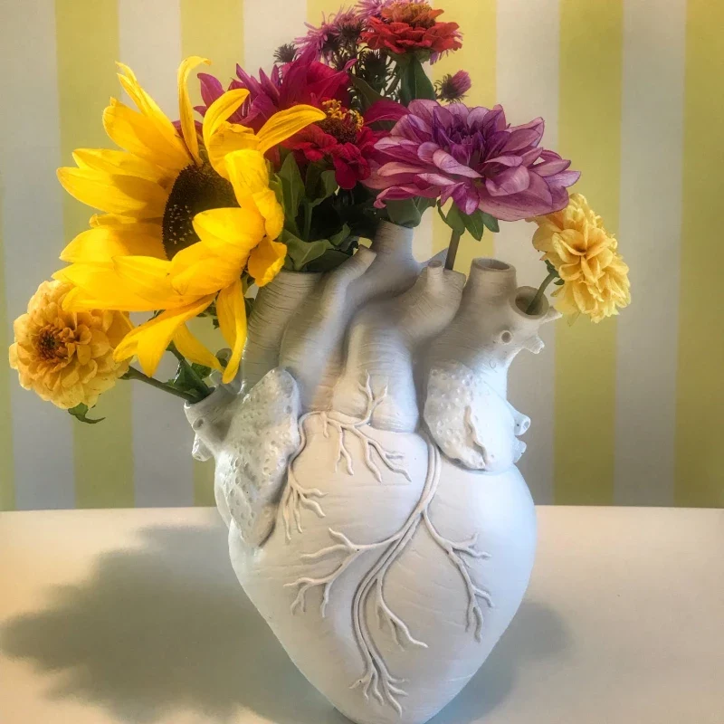 vase cœur anatomique résine fleurs séchées artères veines décoration intérieure blanc violet rouge vert