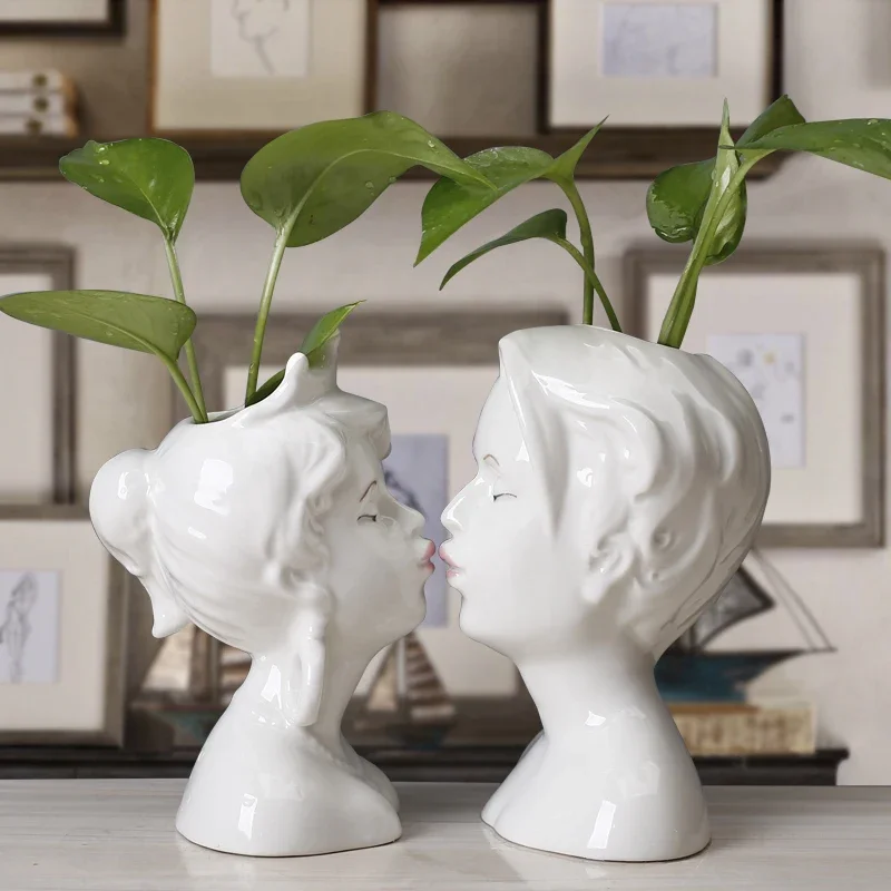 vase forme buste humain blanc noir sculpture visages coiffures stylisées émaillées pothos magnolias