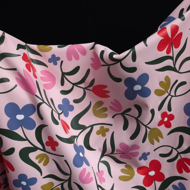 Tissu imperméable | Motif floral rétro sur fond rose poudré | Certifié Oeko-Tex | 136 cm | Défaut mineur | Fin de rouleau