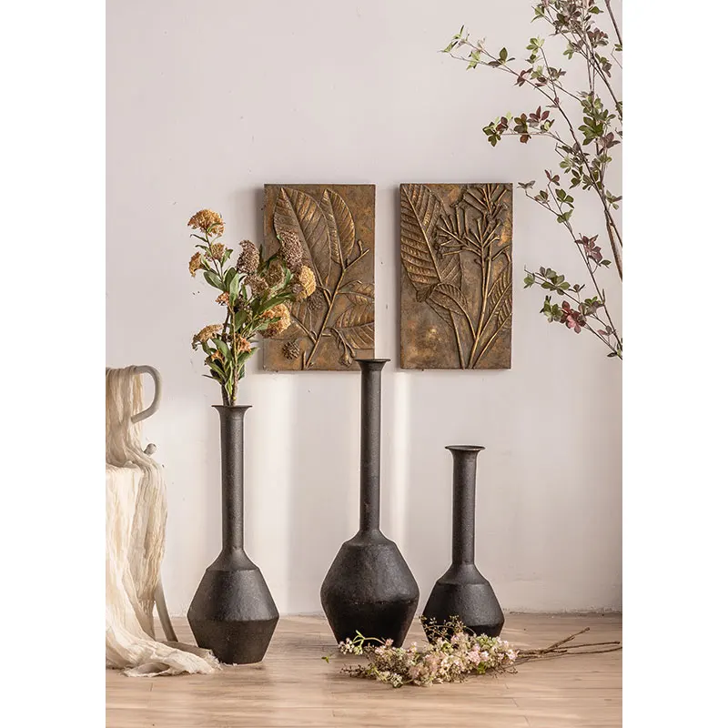 porte plante fer forgé noir vases fleurs séchées tableaux feuilles dorées décoration intérieure industriel