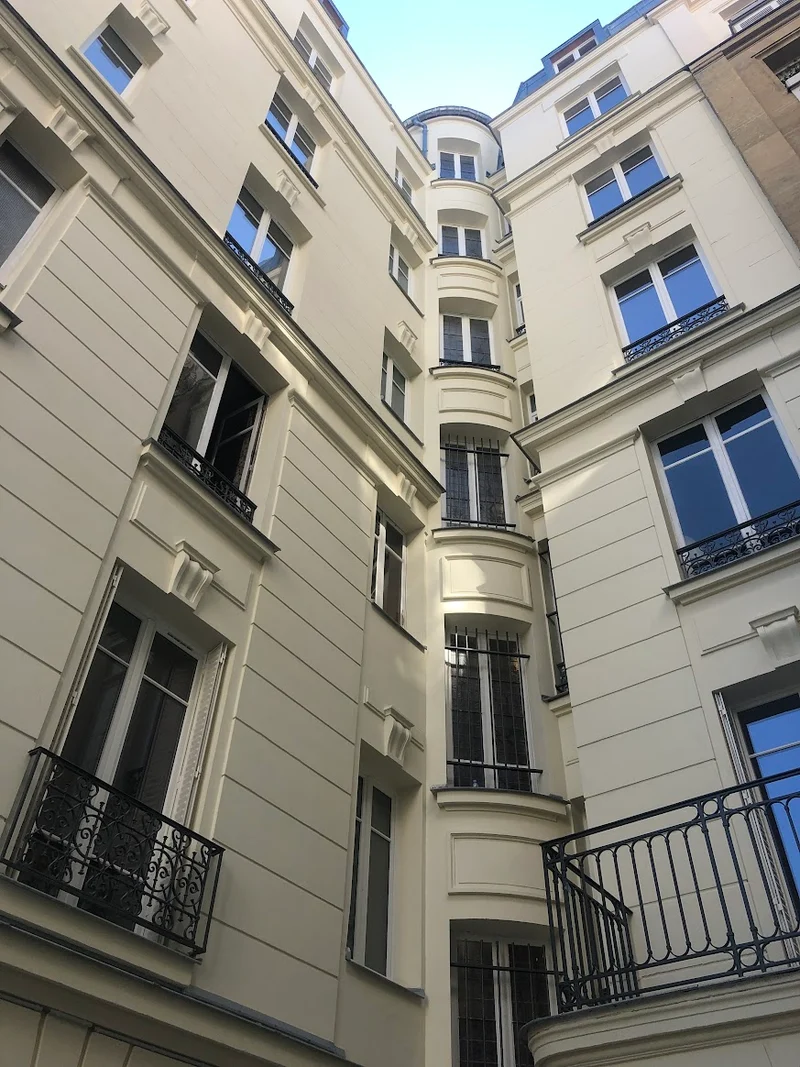 INSTALLATION FENÊTRES BOIS ET RÉNOVATION DES PERSIENNES METALLIQUE SUR IMMEUBLE PARISIEN (75)