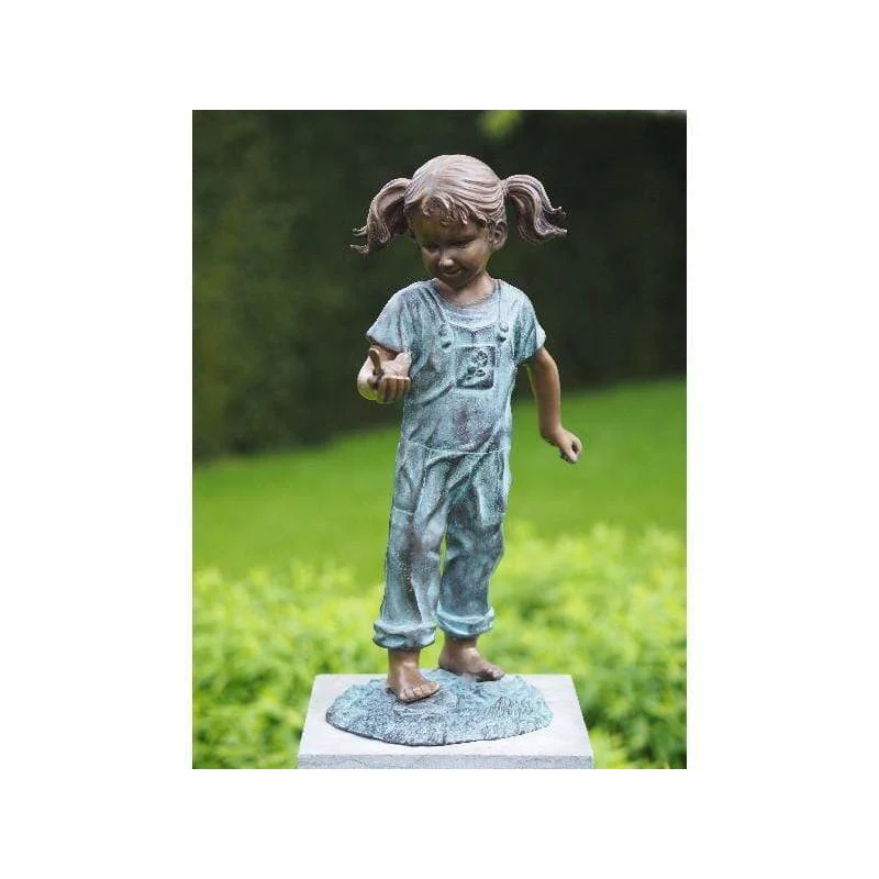Petite fille avec oiseau dans la main - 50 x 27 x 20CM - Statue en bronze