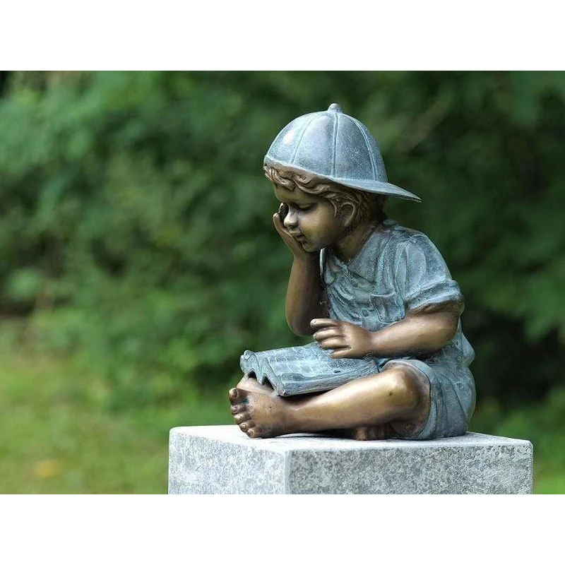 Enfant avec casquette lisant - 29 x 24 x 25CM - Statue en bronze