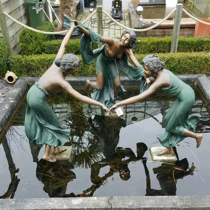 Trois 3 Femmes Dansantes en Robes D'ete