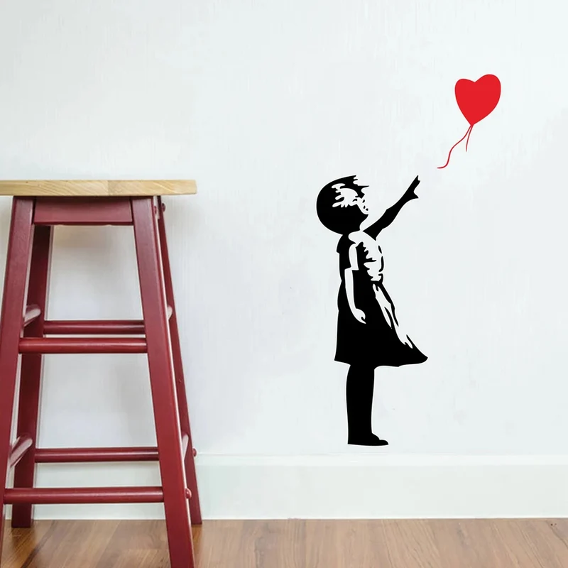 Sticker Mural Salon avec une Petite Fille et un Ballon en Forme de Cœur