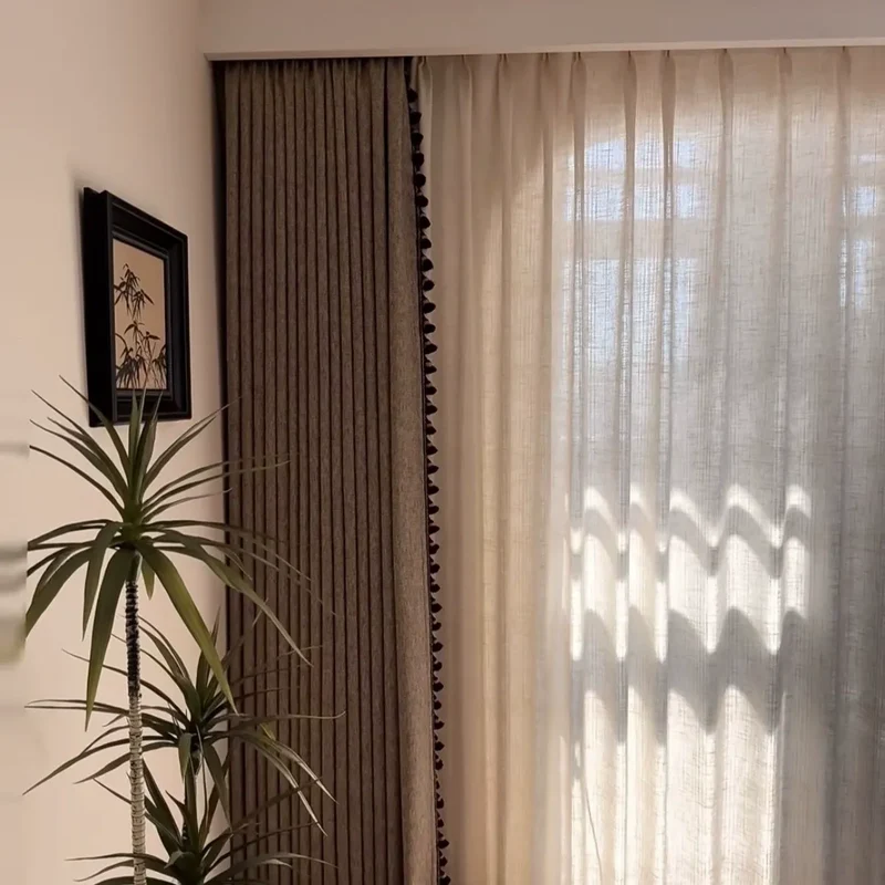 Rideau occultants beige clair effet craquelé avec pompons