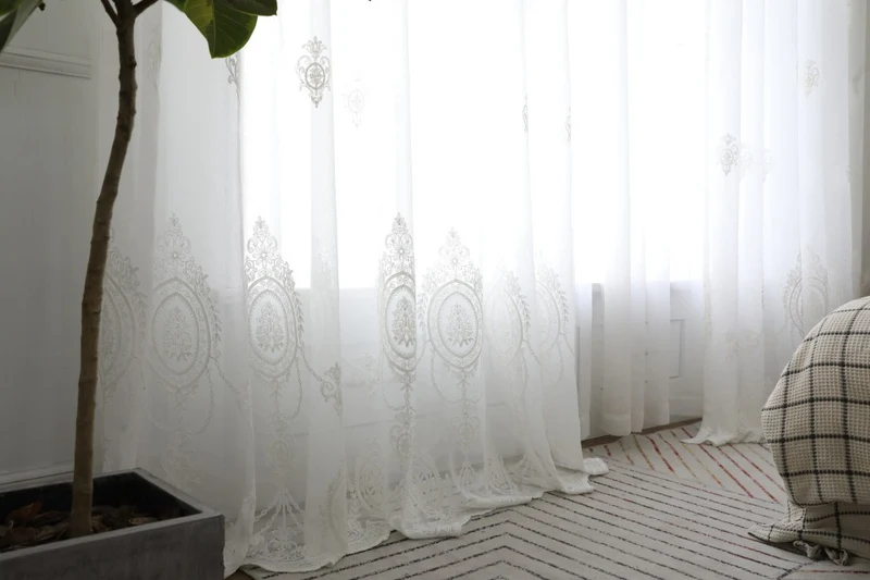 Voilage brodé romantique blanc médaillon floral