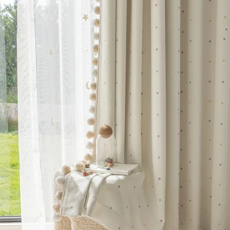 Rideau chambre bébé crème à pois pastel et pompons occultants