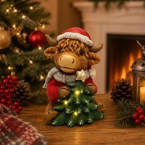 Vache Highland décorative avec sapin lumineux