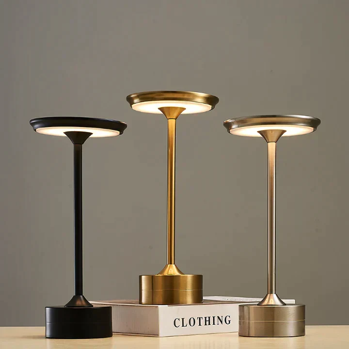 ShineCrest™ Kabellose Design-Tischlampe | Dimmbares LED-Licht aus Aluminium | Warmweiß, Wasserabweisend & Elegant