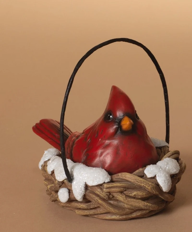 Cardinal rouge dans un panier enneigé