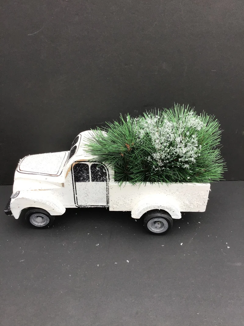 Camion blanc en bois et sapin
