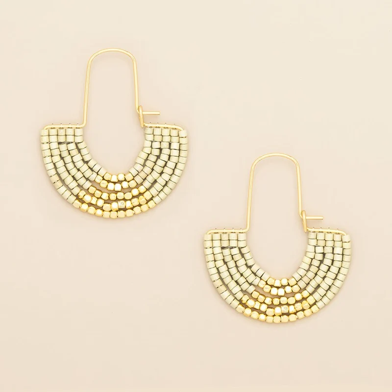 Boucles d’oreilles demi-lune en perles Miyuki – Doré et ivoire