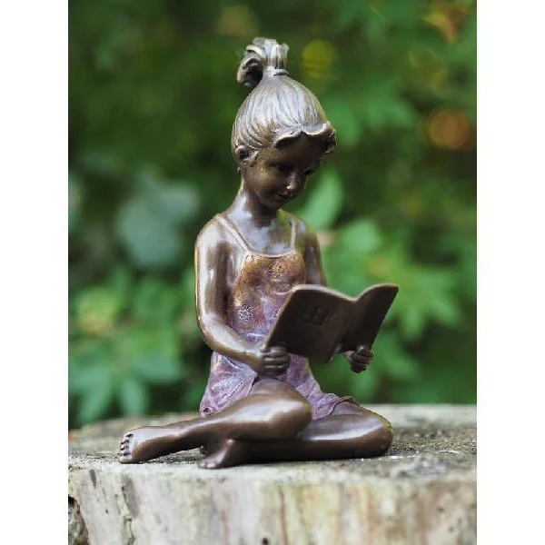 Fille avec chignon qui lit un livre en rouge - JUDITH
