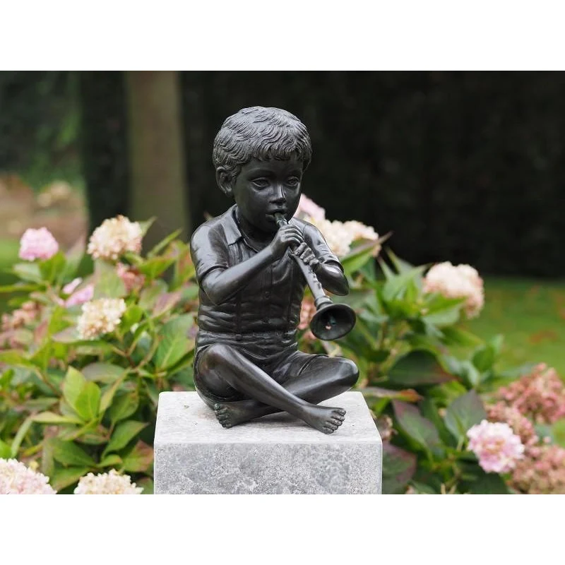 Statue en bronze d'un garçon qui joue de la flûte - TOM