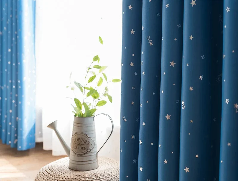 Rideau enfant occultant bleu à étoiles