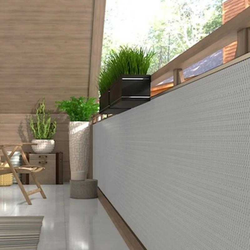 Bande occultante en polyrotin pour balcon blanc.